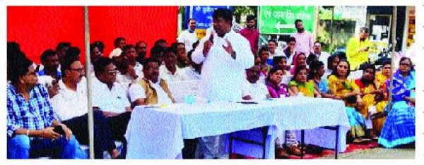 चिरमिरी क्षेत्र की बंद पड़ी कोयला खदानों के पुन: संचालन के लिए विधायक का धरना-प्रदर्शन
