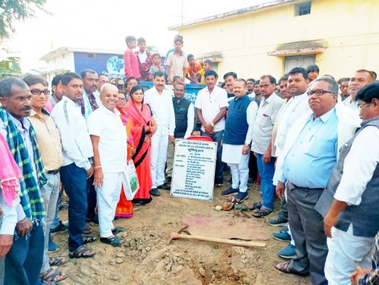 संसदीय सचिव ने किया सामुदायिक भवन व सीसी रोड निर्माण के लिए भूमिपूजन