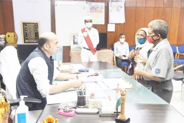 80 साल की उम्र में भी गेड़ी का हुनर दिखाने वाले धनीराम के पेंशन में दिक्कत, कलेक्टर ने दिये समाधान के निर्देश