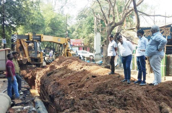 पाइप लाइन बिछाने का काम पूरा करने महापौर ने दिए निर्देश