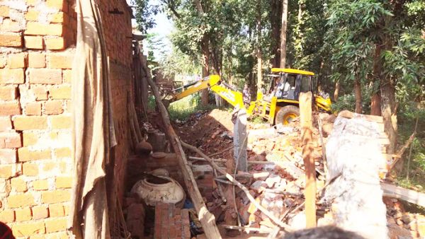  वनभूमि से हटाया बेजा कब्जा