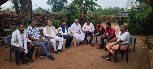  हादसे में मृत मजदूरके घर  पहुंचे शफी अहमद