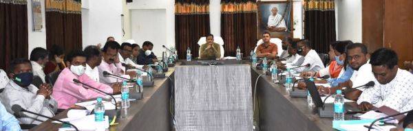 ग्रामीण अर्थव्यवस्था को और अधिक मजबूत बनाने गौठानों में आर्थिक गतिविधियों का करें विस्तार-कलेक्टर