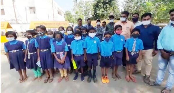 प्राथमिक स्कूल भवन की मांग लेकर बच्चों ने लगाई गुहार