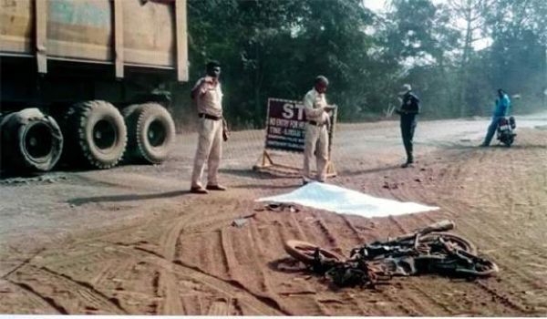 ट्रेलर की चपेट में बाइक सवार की मौत, एक घायल