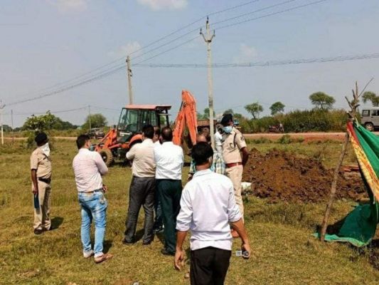 सर्प दंश से मौत के बाद बिना पीएम दफनाए बच्चों के शव निकलवाए, चीर-फाड़ नहीं चाहते थे परिजन