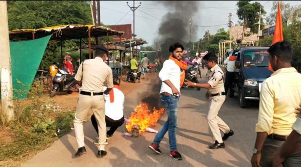 पेट्रोल-डीजल की बढ़ते कीमतों के विरोध में शिवसेना ने फूंका पुतला