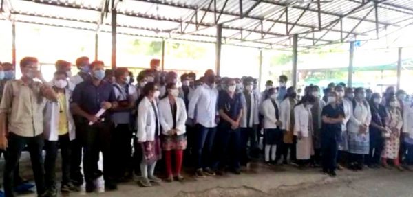 सिम्स में जूनियर डॉक्टर को सीनियर ने जड़ा तमाचा, विरोध में काम बंद, डीन के समझाने पर लौटे