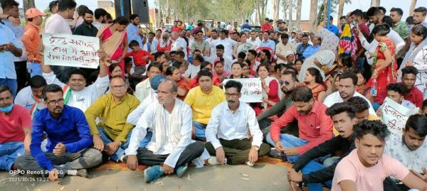 कोरोनाकाल से बंद पड़ी ट्रेनों को चालू करने विधायक डॉ. विनय ने रोकी रेल
