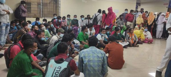 डीएमएफटी के स्टाफ ने अधीक्षक कार्यालय के सामने दिया धरना