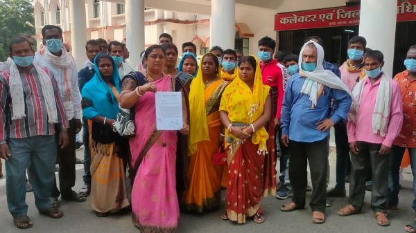 सरकारी जमीन पर बेजा कब्जा कर मकान निर्माण, हटाने कलेक्टर के नाम ज्ञापन सौंपा