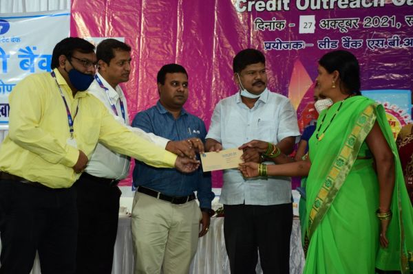 हितग्राहियों को ऋण का सदुपयोग करने किया प्रेरित