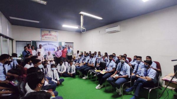 युवोदय अकादमी में खगोल वैज्ञानिक डॉ. शास्त्री ने ‘अंतरिक्ष के अजूबे’ विषय पर दिया व्याख्यान
