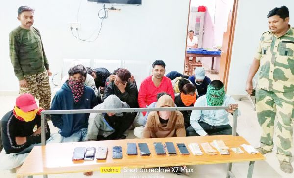 डेढ़ दर्जन जुआरियों से 34 हजार जब्त