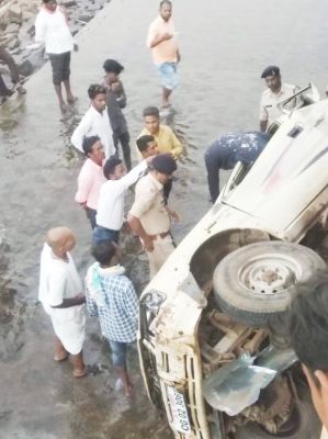 सरकारी गाड़ी पुल से महानदी में गिरी, दो शिक्षकों की मौत, एक घायल