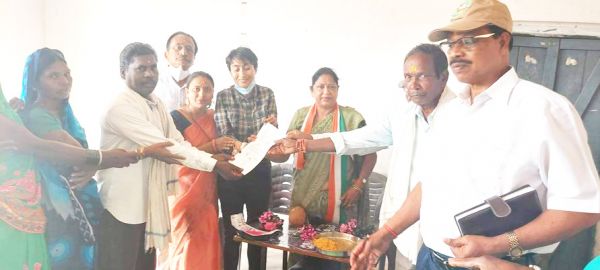 सिहावा विधायक ने बांटे वन अधिकार पत्र