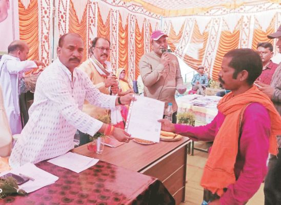   कमरो के हाथों भरतपुर सोनहत विस क्षेत्र में, 13 हजार से अधिक को जाति प्रमाण पत्र