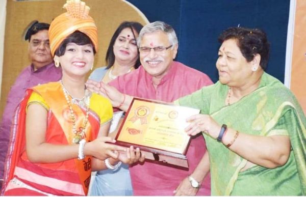 राज्यपाल ने किया लोकगायिका आरु का सम्मान