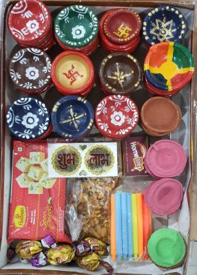 स्व सहायता समूह व स्कूली बच्चों ने बनाए आकर्षक दीये