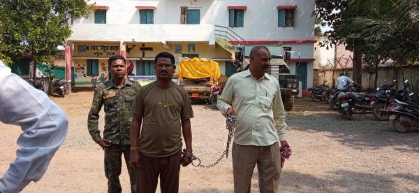 नाबालिग गैंगरेप पीडि़ता के खाते से निकाले पैसे, शिक्षक बंदी