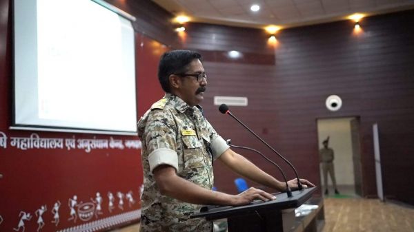 बस्तर क्षेत्र की शांति, सुरक्षा एवं विकास में भागीदारी बने-आईजी