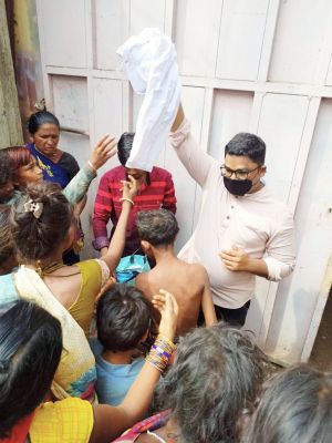 जरूरतमंदों को बांटे गर्म कपड़े