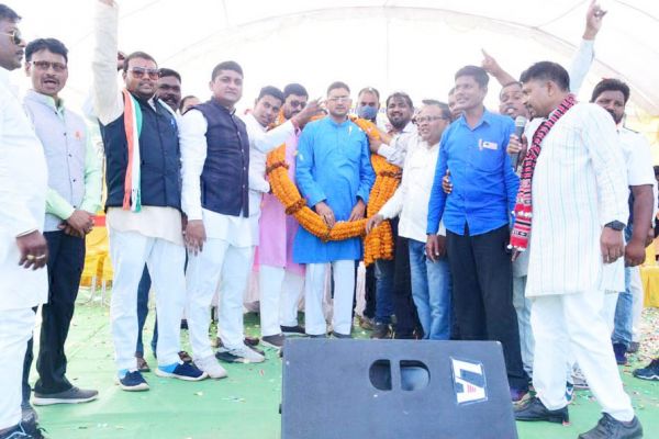 नवाज का भव्य स्वागत, आतिशबाजी कर निकाली बाइक रैली