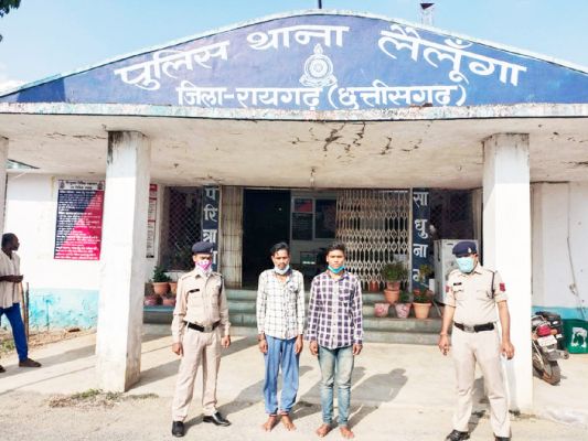 दुकानों व मकानों में चोरी, 2 पकड़ाए, एक नाबालिग की तलाश