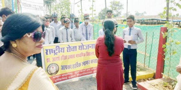 विद्यार्थियों ने किया नवागांव आदर्श गोठान का अवलोकन