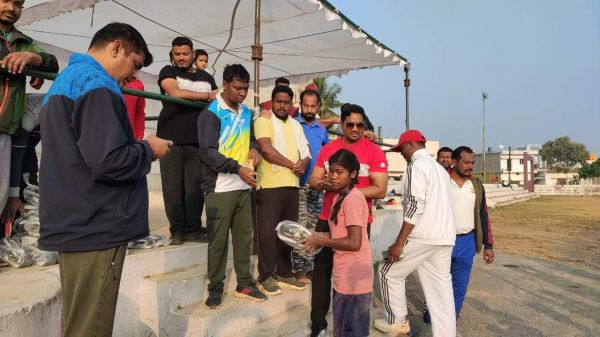 शांति फाउंडेशन व ऑल मुस्लिम वेलफेयर ने बांटे जूते