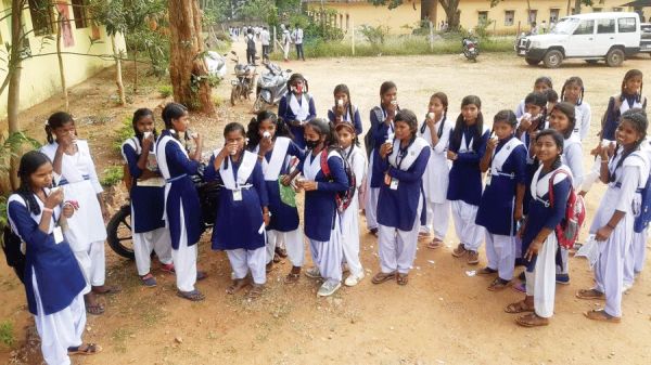 स्कूली बच्चों में रोग प्रतिरोधक क्षमता बढ़ाने पिलाया आयुष काढ़ा