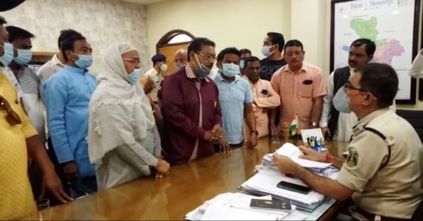 थाने में फोन पर गालियां देने वाले कांग्रेस नेता पर कार्रवाई की मांग की पार्षदों ने, एसपी को सौंपा ज्ञापन