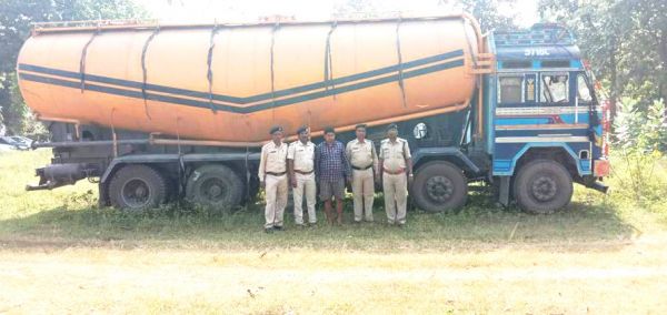 कैप्सूल गाड़ी में गांजा ले जा रहा ड्राइवर पकड़ाया