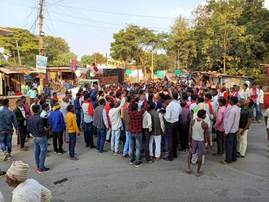 आहरित राशि को किसानों के खाते में वापसी सहित मांगों को ले धरना-प्रदर्शन