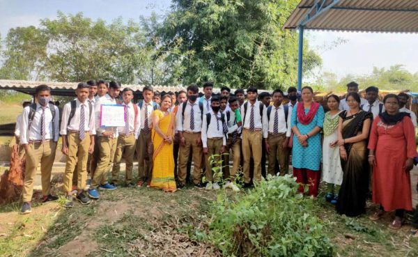 नरवा गरूवा घुरूवा बाड़ी योजना को जानने शिक्षकों के साथ छात्र पहुंचे आदर्श गौठान