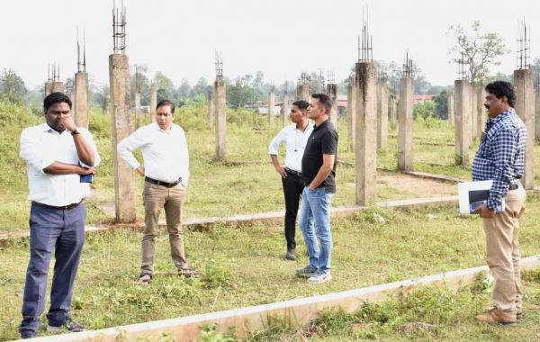 कलेक्टर ने ओरछा में निर्माण कार्यों का किया निरीक्षण