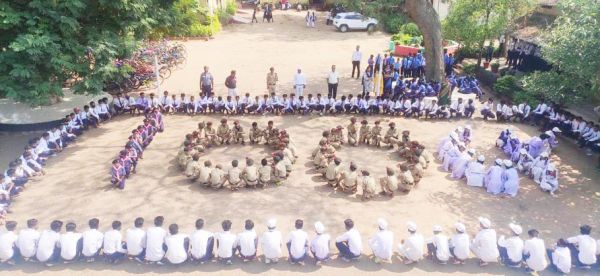 100 करोड़ टीकाकरण पूर्ण होने पर मानव श्रृंखला बनाकर दी बधाई