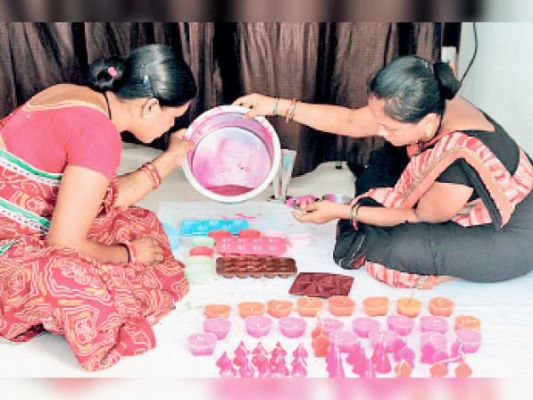  समूह की महिलाएं बना रहीं रंग बिरंगे दीये
