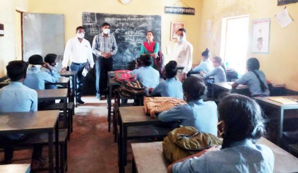 वनांचल के स्कूलों में शिक्षक मिले गैरहाजिर