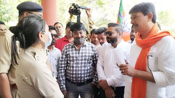 आबकारी दफ्तर में मारपीट के मामले में भाजपाइयों का प्रदर्शन जारी, थाना घेरा