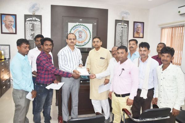 अंतरराज्यीय डोंगरगढ़-बोरतलाव मार्ग के कार्य को शुरू करने कलेक्टर से मिले ग्रामीण