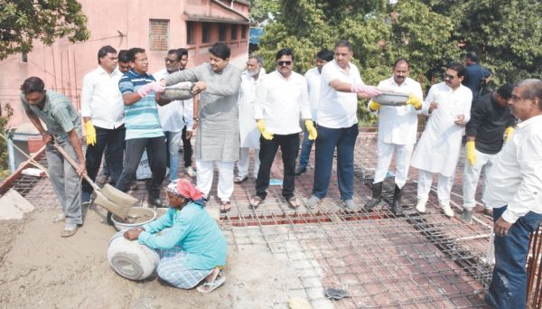कांग्रेस भवन का जीर्णोद्धार, मरकाम ने किया श्रमदान