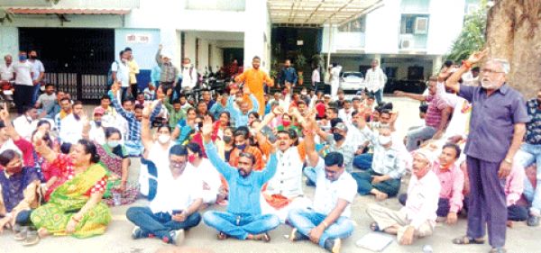 दैवेभो कर्मचारियों ने पीडब्ल्यूडी दफ्तर घेरा