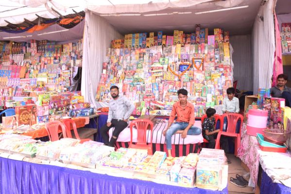 पटाखा दुकानों की सुरक्षा व्यवस्था की मांग