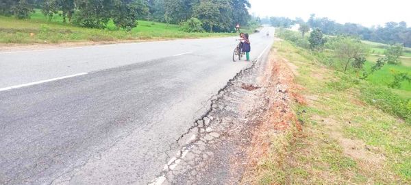 करोड़ों की सडक़ उधडऩे लगी, राहगीरों-ग्रामीणों में रोष