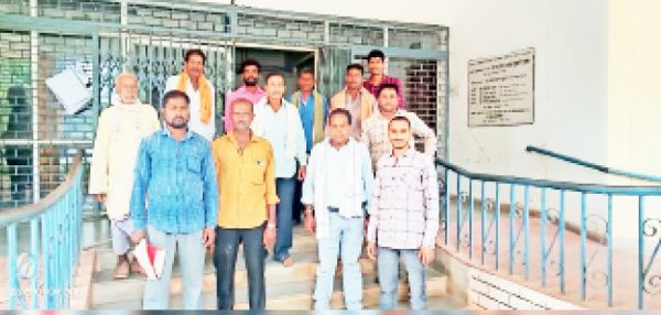 टेल एरिया में पानी की मांग को लेकर कलेक्टोरेट पहुंचे किसान
