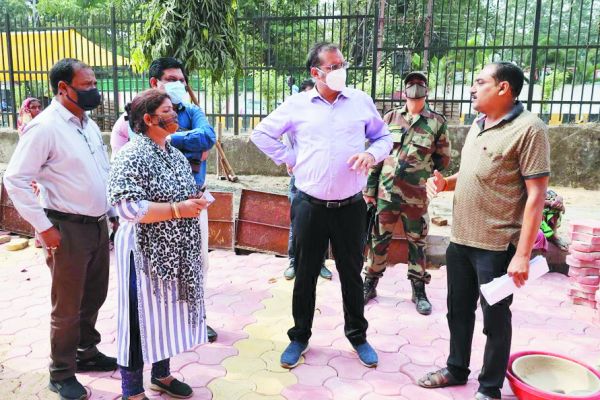 निर्माण की धीमी गति पर ठेकेदार को लगाई फटकार