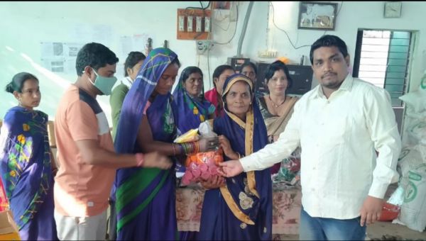 पार्षद ने बांटे तेल, बत्ती और दीये