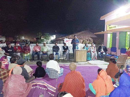 पत्थलगांव एसडीएम पहुंचे ग्रामीणों के बीच