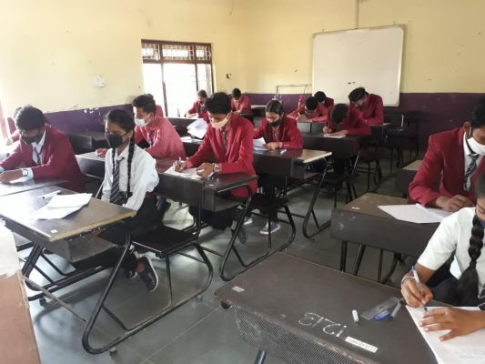 पैराडाइज स्कूल के बच्चों ने दी ऑनलाइन-ऑफ लाइन परीक्षा